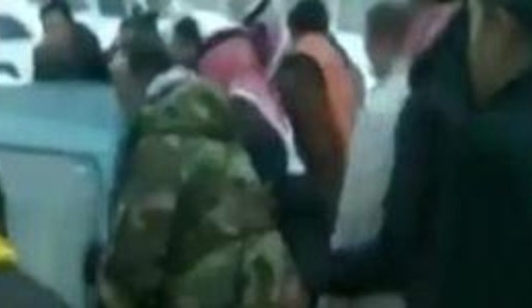 Король Иордании помог подданным вытолкать автомобиль из сугроба. ВИДЕО