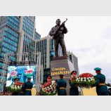 Памятник слесарю