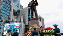 Памятник слесарю