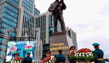 Памятник слесарю