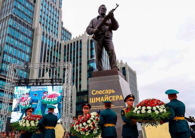 Памятник слесарю