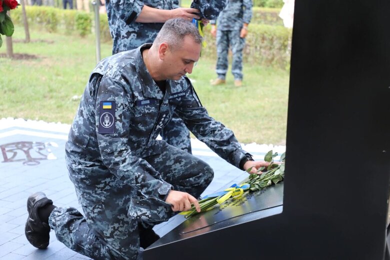 У Києві відкрили пам’ятний знак загиблим воїнам Військово-Морських Сил ЗСУ 01
