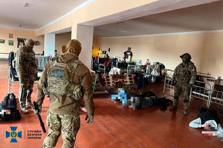 Троє в’язнів Рівненської колонії виманювали гроші у родичів зниклих безвісти українських воїнів, - СБУ 02