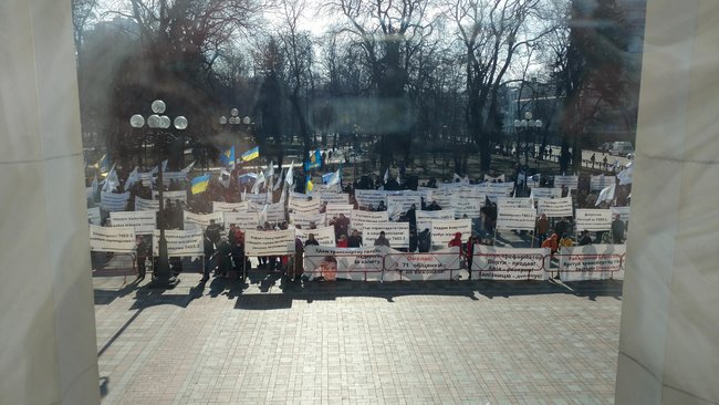 Під ВР відбувається кілька акцій протесту громадських організацій і політсил. 05