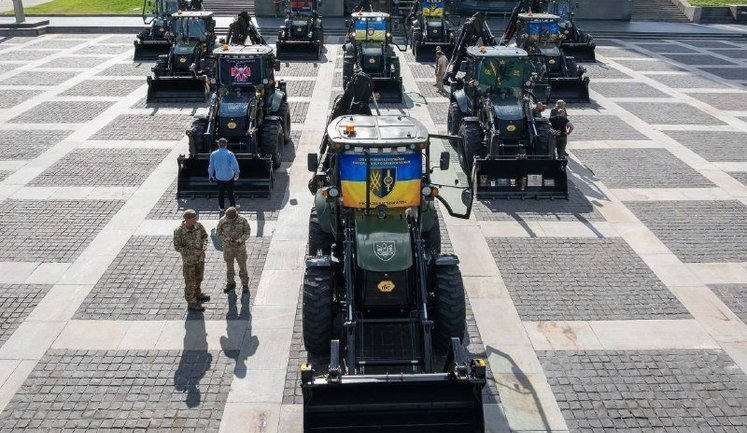 Військовим на фронт передали 10 екскаваторів на 32 млн грн для будівництва фортифікацій. ВІДЕО+ФОТОрепортаж