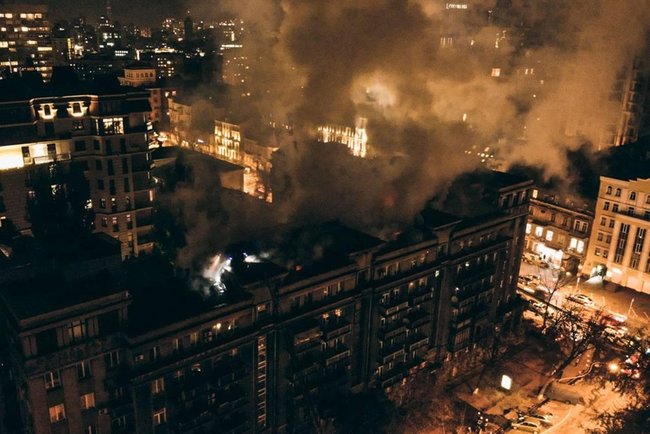 Пожежу на даху шестиповерхівки в центрі Києва вдалося загасити 04
