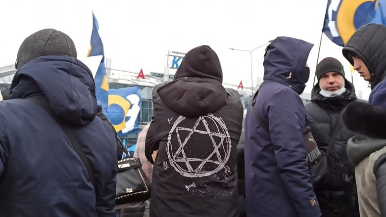 Прихильники Порошенка зібралися біля аеропорту Київ 31