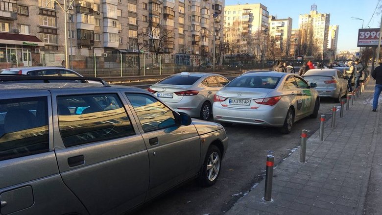 Таксисти протестують у Києві: вимагають у компаній-агрегаторів підвищити мінімальні тарифи та зменшити розмір комісії за свої послуги 03