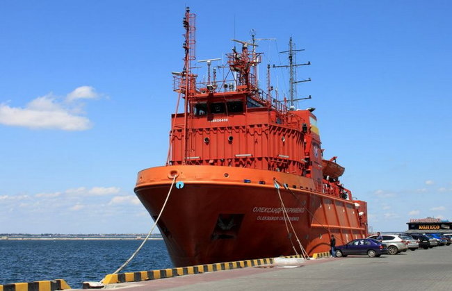 Мининфраструктуры передало ВМС Украины аварийно-спасательное судно Александр Охрименко 02