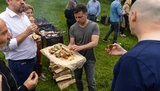 "Беспринципность выглядит так" - Зеленский пригласил на шашлыки журналиста, которого обвинял в работе на олигарха