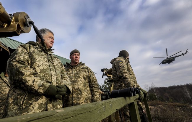 Порошенко наградил государственными наградами украинских десантников 14