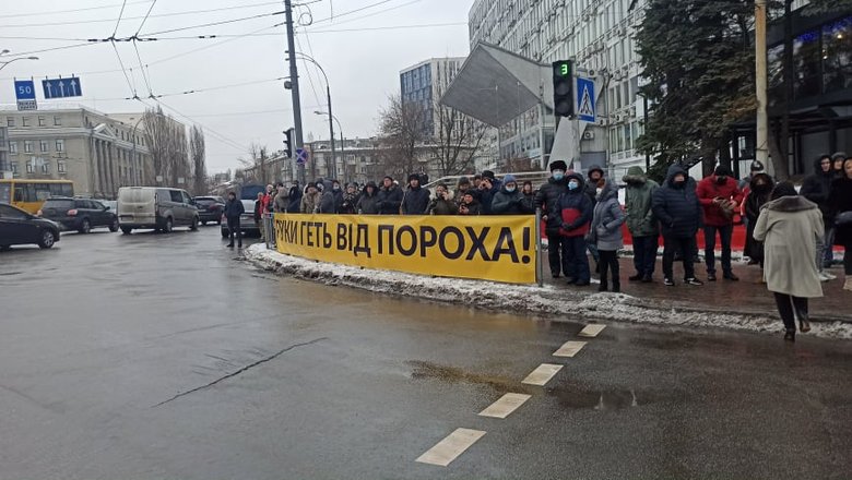 Беги, Вова, беги: Под судом, рассматривающим апелляции относительно меры пресечения для Порошенко, собрались митингующие 11