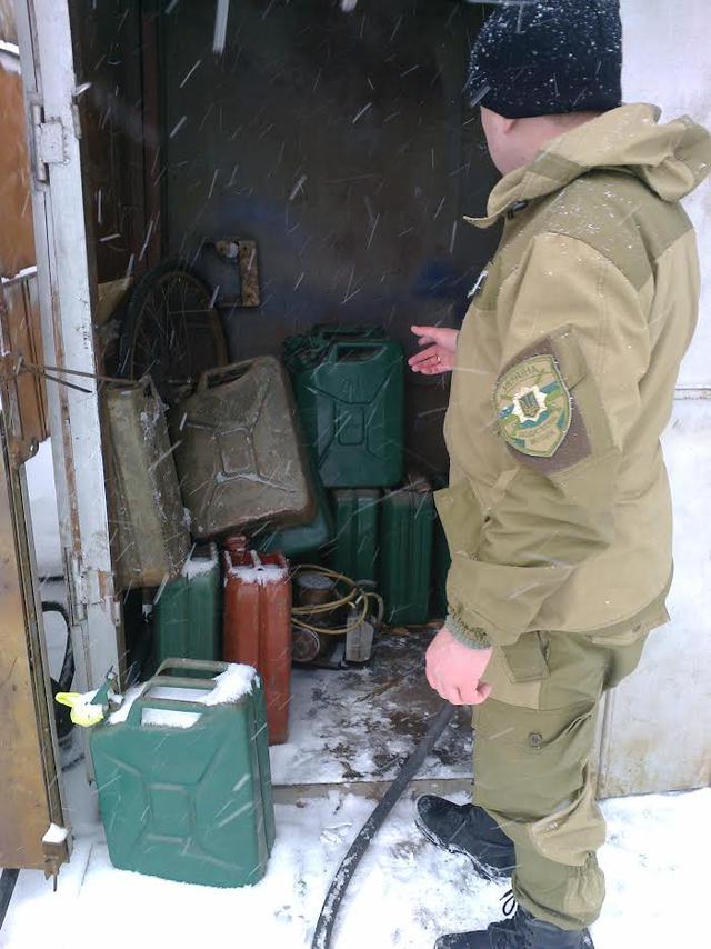 Налоговики ликвидировали незаконную заправку на Луганщине 01