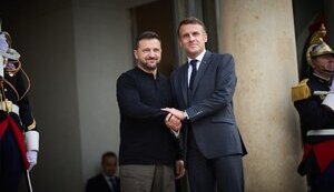 Президент Франції Еммануель Макрон та президент України Володимир Зеленський під час зустрічі в Парижі