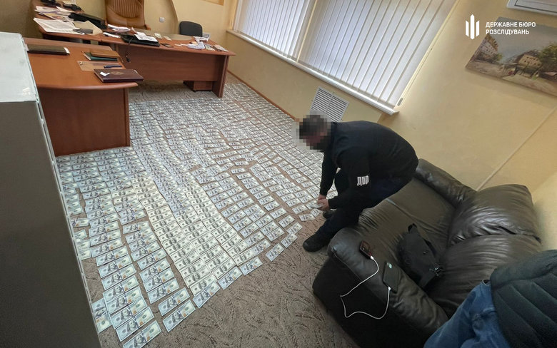 Чиновники Держагентства лісових ресурсів та поліцейські на Тернопільщині встановили лісгоспам щомісячну таксу на роботу в розмірі $1,5 тис., - ДБР 07