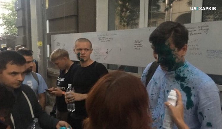 Радикали намагалися зірвати лекцію, яка проводилася в межах KharkivPride: екснардепа Донія облили зеленкою. ФОТОрепортаж