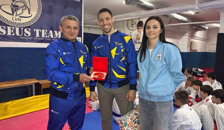 Чемпионы Европы вручили символическую медаль меценату Василию Костюку за поддержку развития каратэ в Украине
