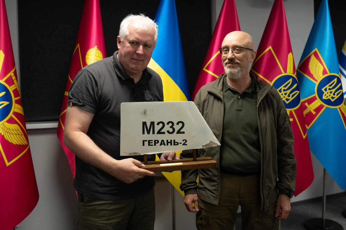 Міністру оборони Литви Анушаускасу в Києві подарували шматок шахеда 01