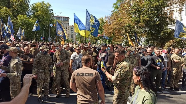 Нацкорпус вирушив до будинку, де живе Зеленський 04