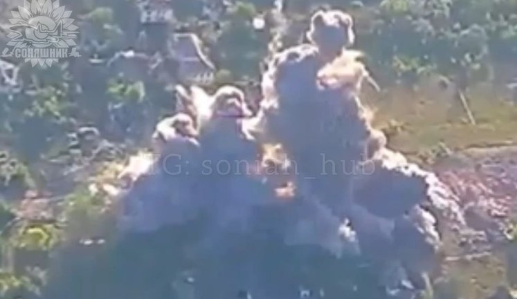 Пілоти винищувачів Повітряних сил України авіабомбами GBU знищили місце дислокації російських операторів БпЛА. ВIДЕО