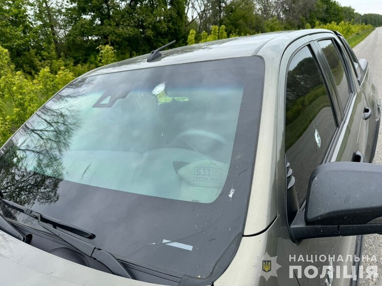Авто поліції обстріляли у Вовчанську