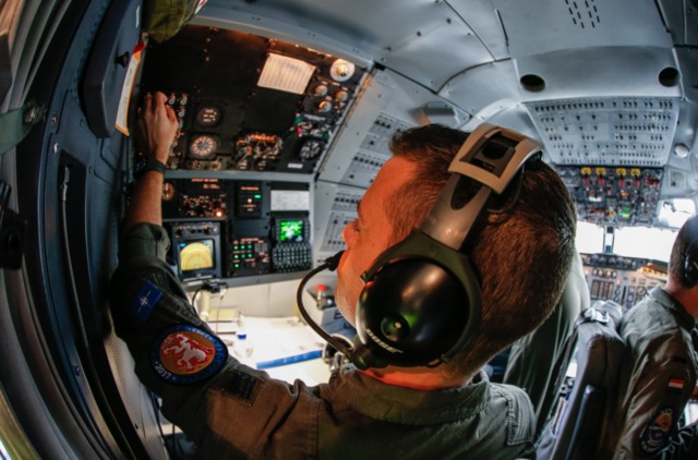 Літак-розвідник НАТО із системою AWACS приземлився в Ризі 02