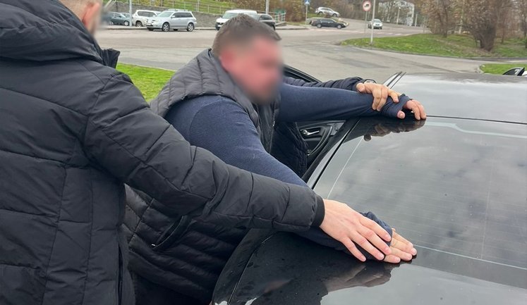За 12 тисяч доларів обіцяв працевлаштувати чоловіків на посади з бронюванням: на Київщині затримано зловмисника. ФОТОрепортаж