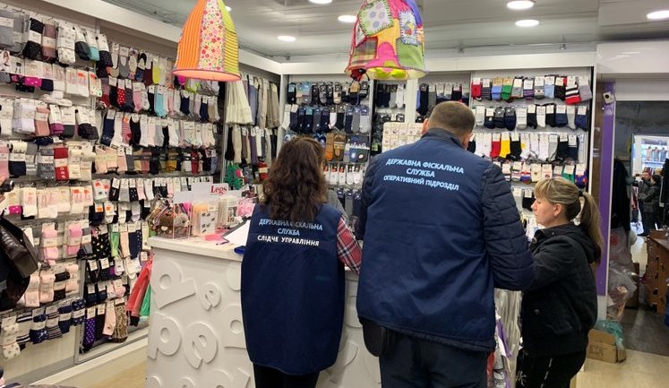 Завезену в Україну з порушеннями партію одягу імпортного виробництва вартістю 15 млн грн вилучено в Одеській області. ФОТОрепортаж