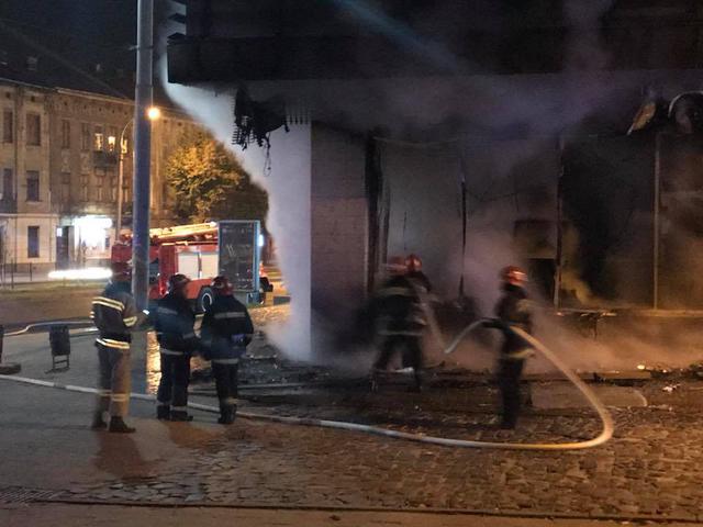 Уночі у Львові згоріло відділення Сбербанку Росії, - ДСНС 02