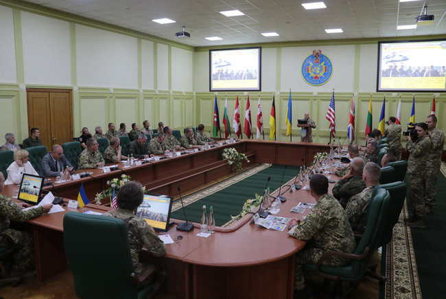 Международные военные учения Rapid Trident-2018: военное командование стран-участниц посетило маневры 02