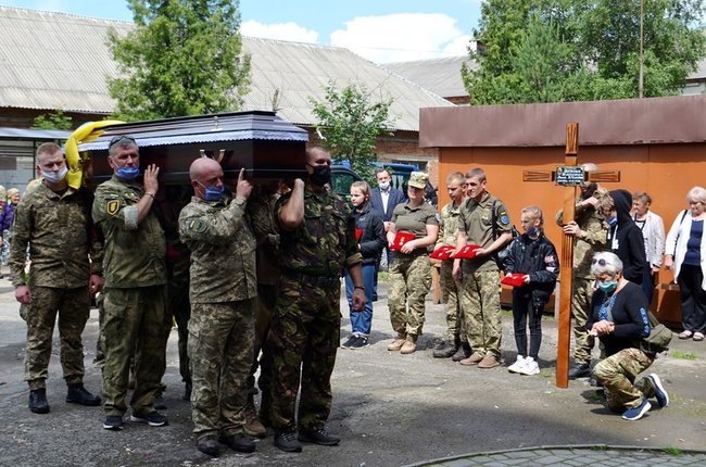 В Івано-Франківській області попрощалися з трагічно загиблою волонтеркою-парамедиком Іриною Шевчишин 06