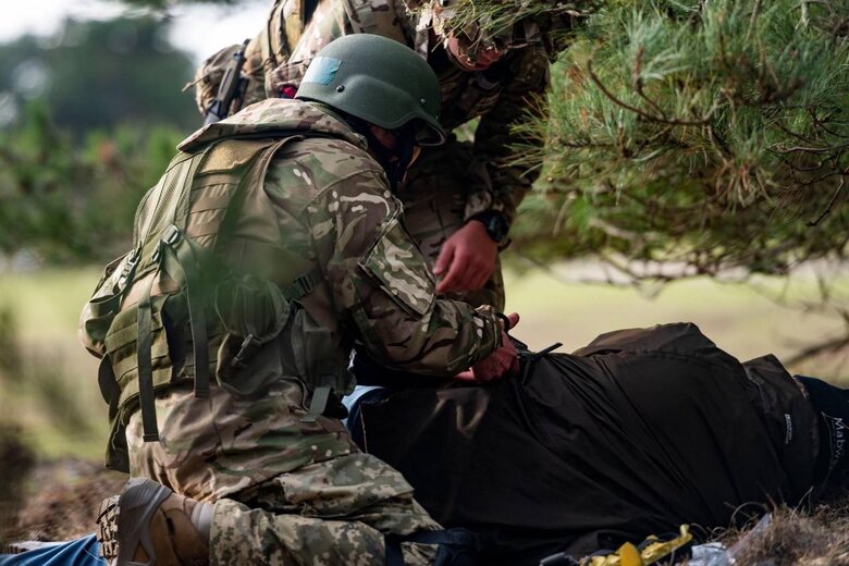 Ukrainian soldiers practice offensive and defensive actions in Britain 03