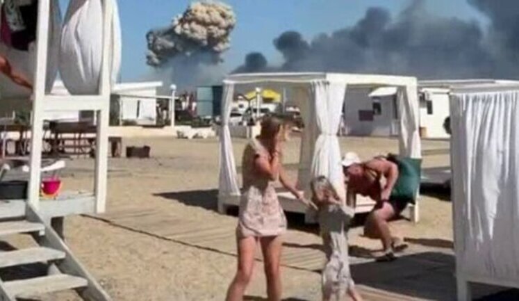 Russian tourists run away from beach after explosions in occupied Novofedorivka: "Mom, we need to knock it down. Your wooden house will not save us". VIDEO