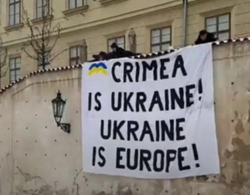 У центрі Праги вивісили український прапор 03