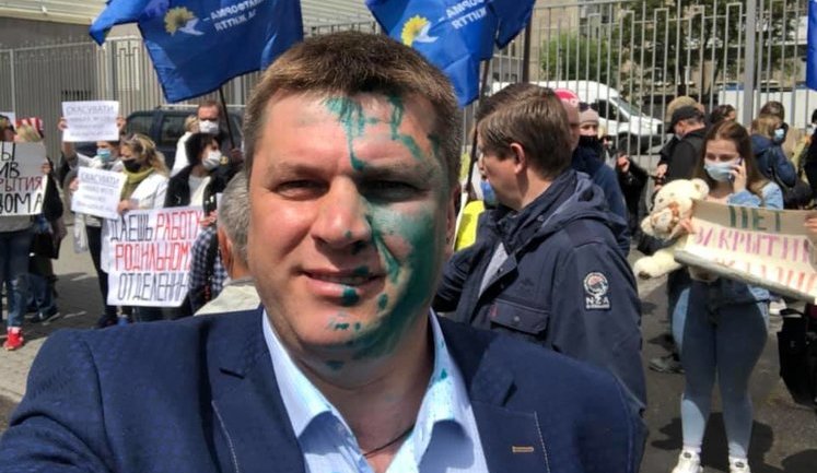 Соратника Медведчука Лесика облили зеленкой в Харькове. ФОТО