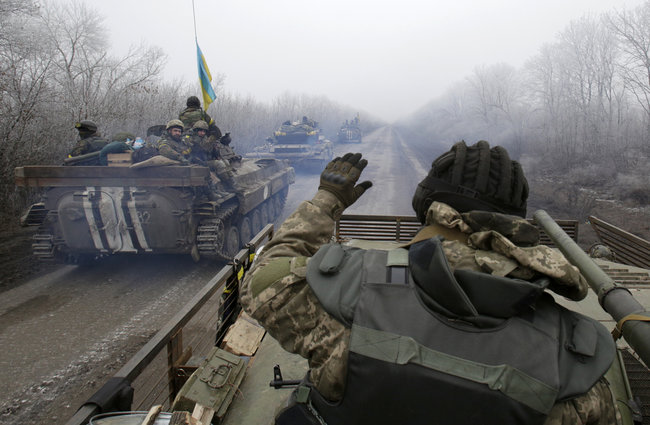 Військовий фотограф Анатолій Степанов: Авдіївка. Лежить пенсіонер, мертвий, придавлений плитою. Дядько Коля всю війну пережив, а тут братики постаралися 52