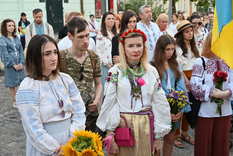 У Києві вшанували пам’ять Андрія Бабінського - воїна 80-ої ОДШБр та засновника Мегамаршу у вишиванках 29