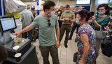 Зеленський зайшов до супермаркету в Бахмуті: всі в масках. Я спокійний за наше доросле і зріле суспільство. ВІДЕО+ФОТО