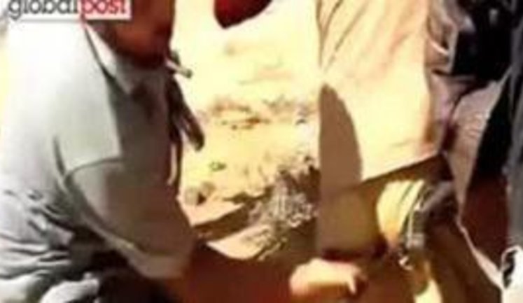 Ливийский офицер: Каддафи пытали около 3 часов - били, сыпали в раны песок, тыкали ножом в задний проход. + ВИДЕО.