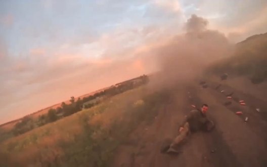 Троє рашистів на квадроциклі наїхали на міну, після чого двоє тягнули пораненого поплічника назад до причепа. ВІДЕО