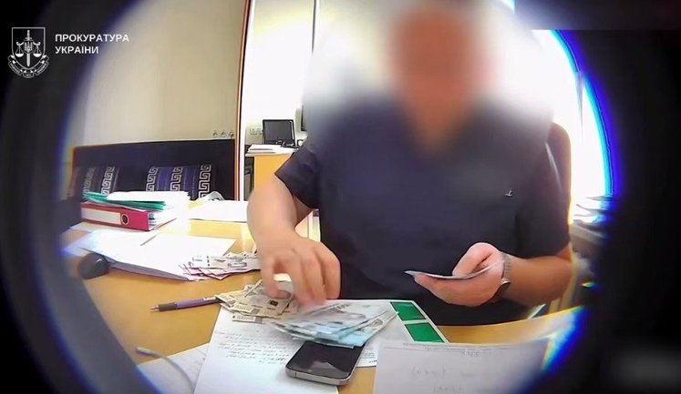 Погрожували перевести на "паперову" роботу або позбавити бронювання: у Києві викрито схему поборів із лікарів комунальної лікарні. ВIДЕО