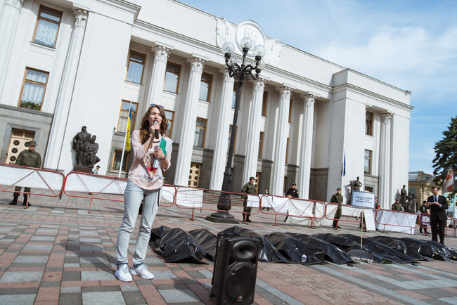 Під Раду принесли трупи жертв ДТП 03