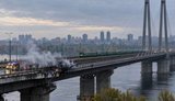 Ворог знову вдарив по Південному мосту у Києві, обмежено рух транспорту (оновлено). ФОТО