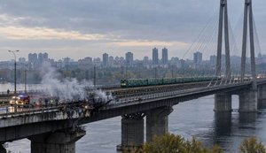 РФ вновь атаковала Киев: произошло попадание в Южный мост