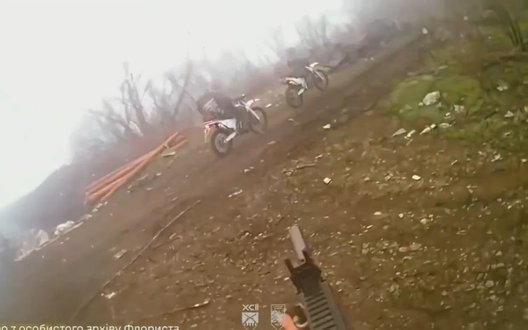 Боєць ЗСУ із позивним "Флорист" впритул ліквідував двох дезорієнтованих окупантів на мотоциклах. ВIДЕО