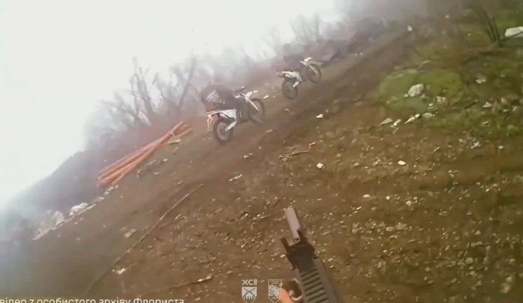 Боец ВСУ с позывным "Флорист" в упор ликвидировал двух дезориентированных оккупантов на мотоциклах. ВИДЕО