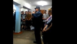 "Усі двері в кімнатах знімемо. Переходимо на казармений тип гуртожитку". В Ухті колишній тюремник став директором коледжу і заборонив студентам комп'ютери. ВIДЕО