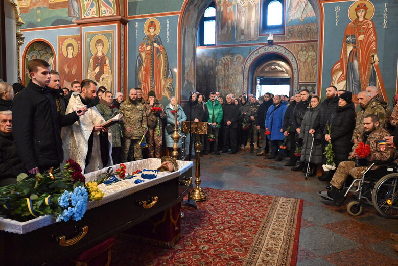 С погибшим защитником Украины, ультрас Динамо и политзаключенным времен Януковича Сергеем Павличенко простились в Киеве 08