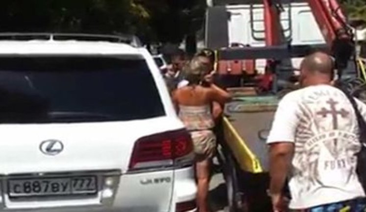 "Я из России. Мой отец, дед воевал за вашу, бл#дь, страну! И вы забыли, суки, про это!", - эвакуация неправильно припаркованного Лексуса с московскими номерами в Хорватии. ВИДЕО