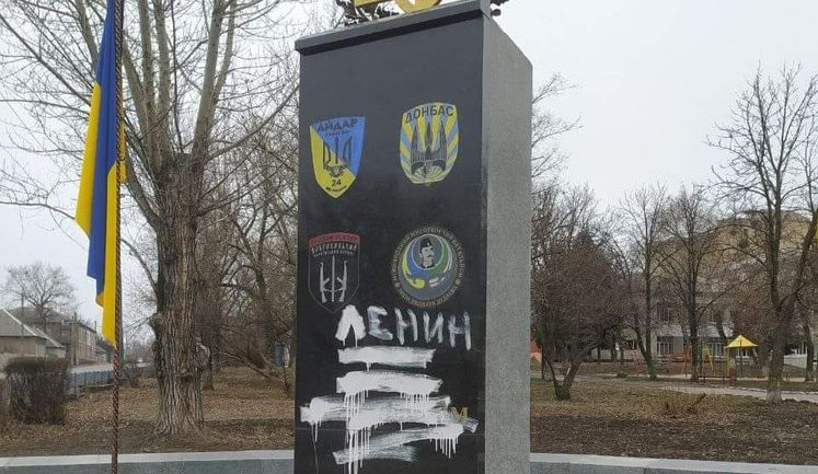 Встановлено особу чоловіка, який осквернив меморіал "Героям-добровольцям" у Лисичанську. Він на лікуванні в психоневрологічному відділенні, - Нацполіція. ФОТОрепортаж